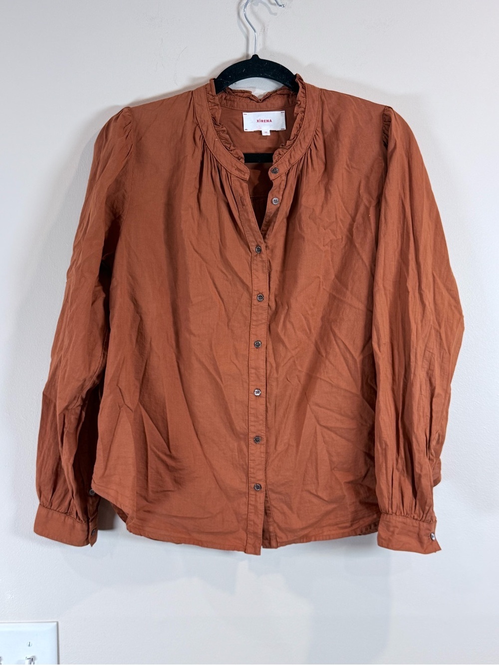 🔥NWOT XIRENA Women’s Ruffle Collar Button-Up Blouse - Rust Size XS 🔥